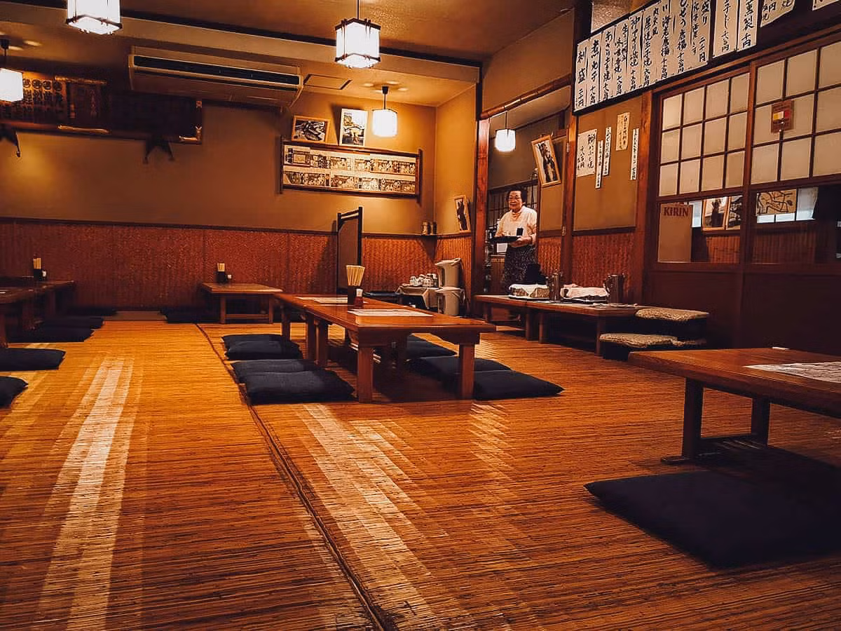 Bat ngo ly do nguoi Nhat thich ngoi bet xuong san khi an