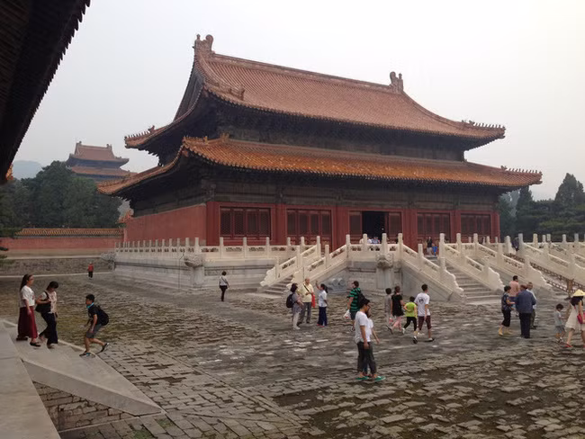 Sau đó, nhóm trộm mộ chuyển sang lăng mộ của Khang Hy với hy vọng sẽ cướp đoạt được thêm nhiều báu vật quý giá.