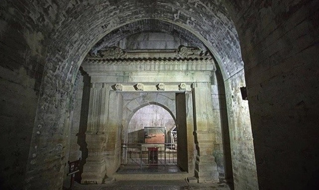 Khi mở nắp quan tài, nhóm mộ tặc sợ hãi khi đột ngột thấy lửa bốc cháy dữ dội. Vì vậy, chúng sợ hãi và bỏ chạy cùng với số cổ vật đã lấy được.