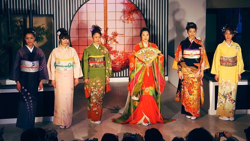 Là trang phục truyền thống, bất cứ người dân Nhật Bản nào cũng có ít nhất một bộ kimono. Trong số này, tủ quần áo của phụ nữ Nhật Bản có nhiều bộ kimono mặc trong các dịp quan trọng.