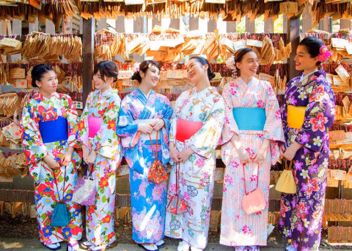 Kimono truyền thống thông thường gồm ít nhất là 3 lớp (lớp áo lót, lớp áo lót giữa và lớp kimono chính) và phần đai lưng.