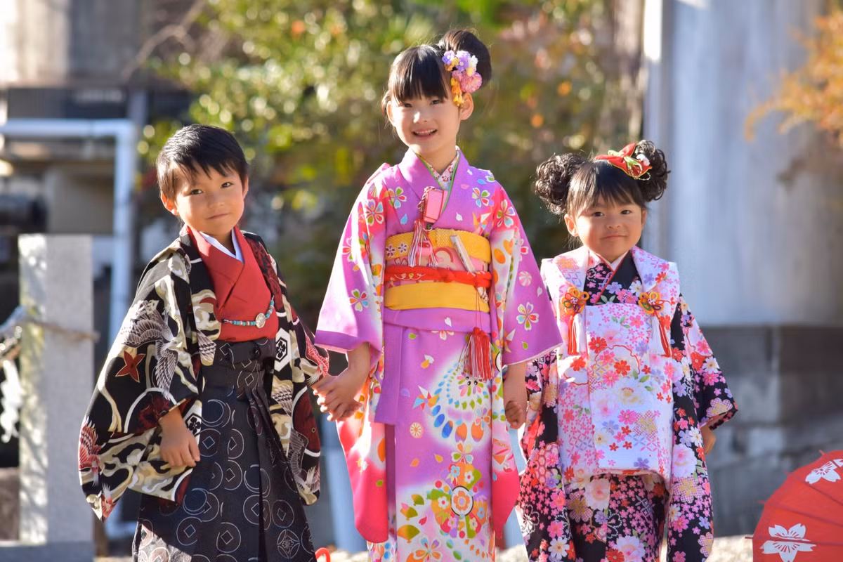 Trang phục truyền thống của người Nhật Bản khá cầu kỳ nên mỗi phụ nữ đều không thể tự mình mặc kimono. Họ luôn cần nhờ đến sự trợ giúp của một người khác.