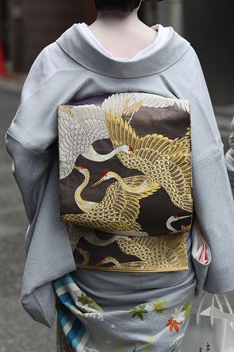 Trong số các obi dành cho nữ giới, nhiều người sử dụng đai lưng lớn trong giống như một chiếc "gối" ở sau lưng. Điều này khiến nhiều người tò mò.