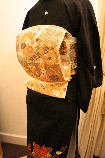 Khi bạn gặp một người phụ nữ mặc kimono với chiếc "gối" sau lưng, điều này thể hiện người đó đã kết hôn.