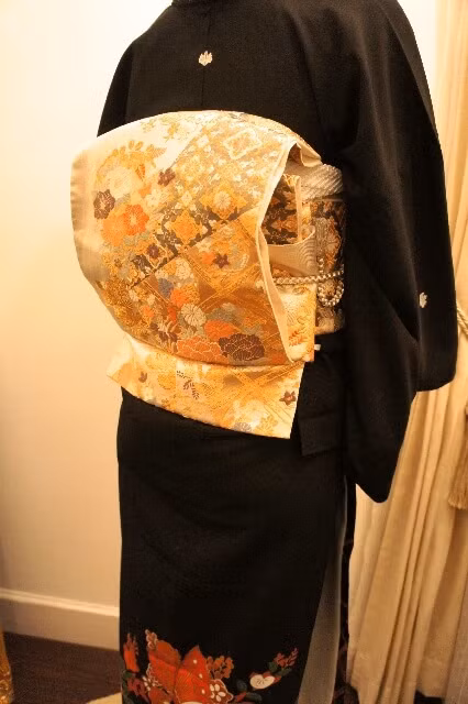 Khi bạn gặp một người phụ nữ mặc kimono với chiếc "gối" sau lưng, điều này thể hiện người đó đã kết hôn.