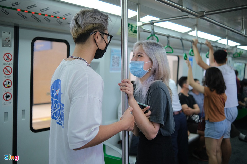 Đôi bạn trẻ cho rằng những người thường xuyên làm việc hay học tập gần các trường nằm trên trục di chuyển của tàu sẽ rất thuận tiện đi lại. Hai người cũng dự định thường xuyên di chuyển bằng phương tiện này vì giá vé không quá cao.