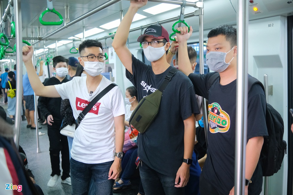 Nhóm bạn Việt Anh, Hoàng, Hưng đến ga Cát Linh từ 8h để chuẩn bị quay video trải nghiệm, đăng lên kênh video chuyên đánh giá xe cộ của nhóm. "Bọn mình đều sống gần ga này nên có thể nói đã dùng cả 'thanh xuân' để theo dõi quá trình xây dựng tàu. Khi nghe thông tin dự án cuối cùng cũng hoàn thiện, bọn mình khá háo hức đi xem thử".