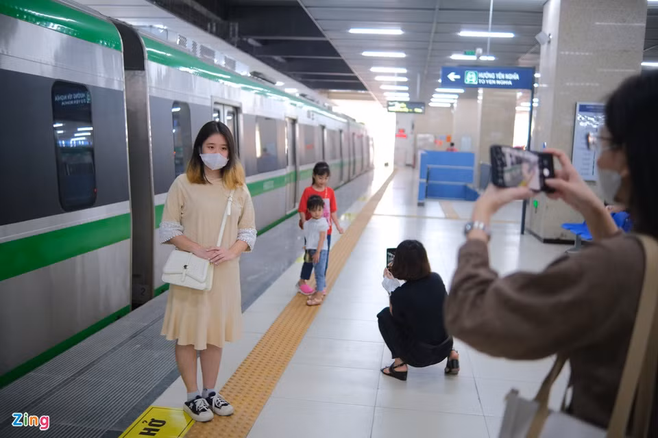 Linh và Tâm, sinh viên năm 4 Học viện Báo chí và Tuyên truyền, vừa ngồi thử tàu, vừa tranh thủ chụp hình làm bài tập trên lớp. Ban đầu, hai người hơi lo lắng khi thấy lượng người đến khá đông song nhanh chóng yên tâm khi có lực lượng bảo vệ, nhân viên ga điều tiết. "Bọn mình không bị say hay chóng mặt. Về khung cảnh trên cao thì chủ yếu chỉ thấy nhà, hơi thất vọng chút nhưng nói chung là ổn".