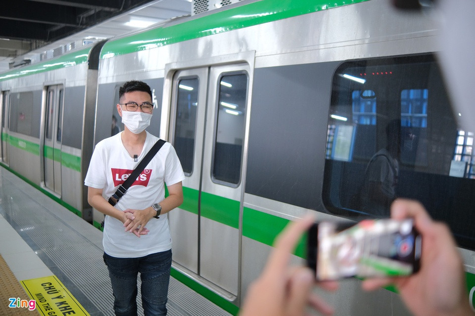 Đi trọn 12 ga, nhóm bạn đánh giá tàu chạy êm, mát và có không gian rộng, sạch sẽ, "chấm 9/10 điểm". "Quá trình lấy vé, di chuyển dễ dàng. Mình bấm giờ thấy mất chưa đến 2 phút để di chuyển từ chặng này đến chặng kế tiếp, khá nhanh. Tuy nhiên, bọn mình nghĩ thời gian dừng ở các ga nên lâu hơn một chút để hành khách đỡ cập rập khi lên tàu".