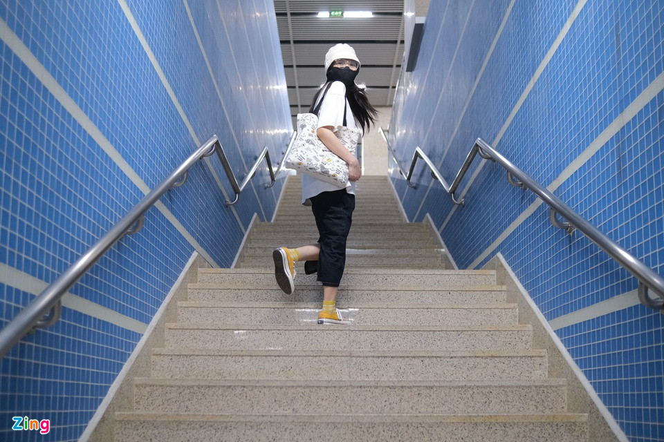 Cùng có mục đích tới chụp ảnh và "tới chơi cho biết", Thương (sinh năm 1997) và bạn tìm khu vực có nhiều ánh sáng, góc nhìn hút mắt ở ga tàu. Cô khá ưng ý với những hình ảnh ghi lại được.