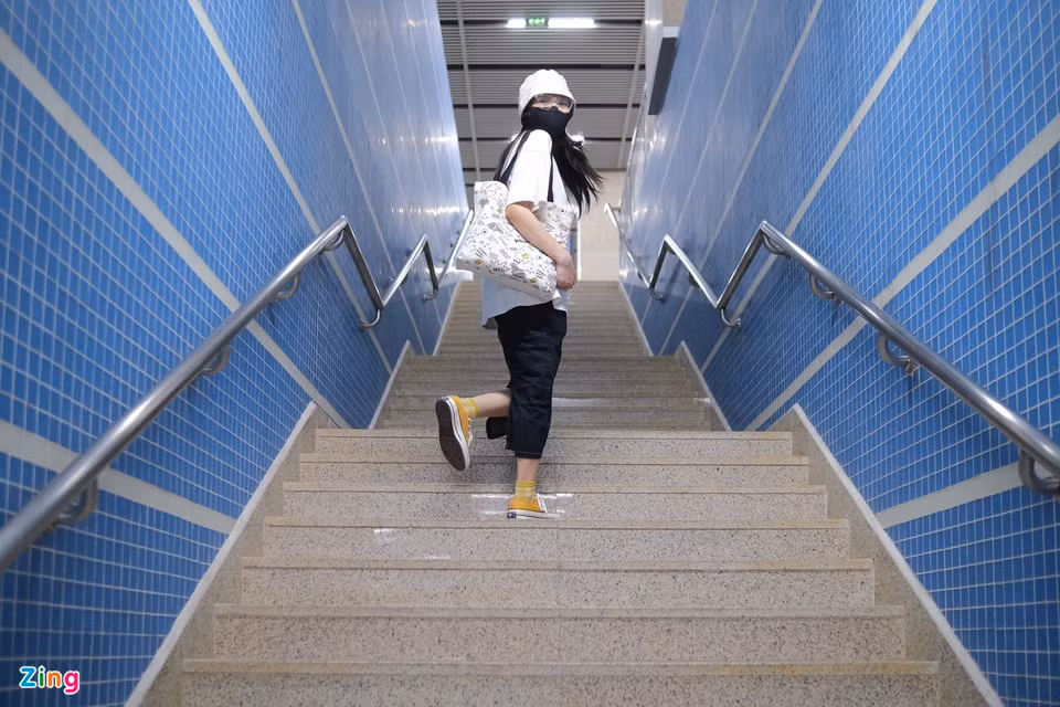 Cùng có mục đích tới chụp ảnh và "tới chơi cho biết", Thương (sinh năm 1997) và bạn tìm khu vực có nhiều ánh sáng, góc nhìn hút mắt ở ga tàu. Cô khá ưng ý với những hình ảnh ghi lại được.