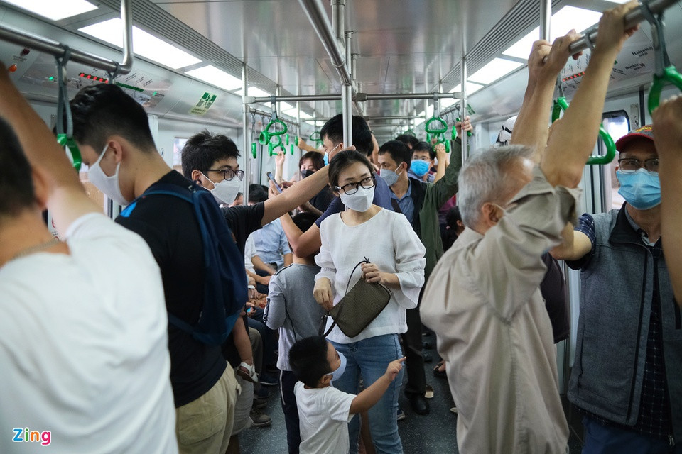 Theo ghi nhận của Zing, phần lớn chuyến tàu vào trong nửa ngày đầu hoạt động đều kín khách. Tuy nhiên, nhiều người chia sẻ chỉ đi "cho biết" và dự đoán những ngày tới, lượng khách sẽ ít và ổn định hơn.