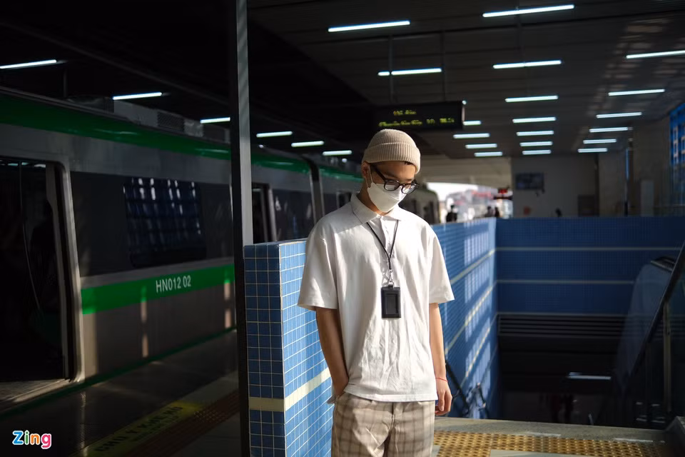 Thấy nhiều bạn trẻ đăng ảnh check-in tại các ga tàu trong buổi sáng, đầu giờ chiều, Quốc Mỹ (sinh năm 2000) và bạn cũng tò mò tới tham quan. Tuy nhiên, hai người chưa vội đi thử bởi thấy lượng khách khá đông mà chủ yếu chỉ chụp ảnh "sống ảo". "Sau này còn nhiều thời gian, mình từ từ trải nghiệm cũng chưa muộn".