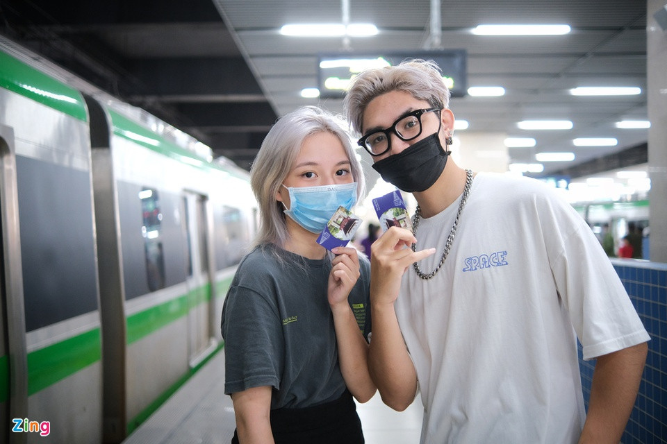 Cao Khang và Hương Giang (sinh năm 2003) chụp được khá nhiều ảnh check-in trong quá trình trải nghiệm. Từ hôm qua (5/11), cả hai nghe tin về việc tàu bàn giao và bắt đầu đón khách nên quyết định đến xem thử vì cũng sống gần khu vực này.