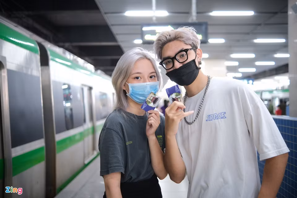 Cao Khang và Hương Giang (sinh năm 2003) chụp được khá nhiều ảnh check-in trong quá trình trải nghiệm. Từ hôm qua (5/11), cả hai nghe tin về việc tàu bàn giao và bắt đầu đón khách nên quyết định đến xem thử vì cũng sống gần khu vực này.