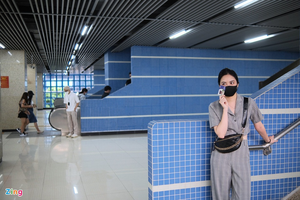 "Tranh thủ ngày đầu tàu hoạt động, mình tới trải nghiệm xem chất lượng như thế nào và lưu giữ lại kỷ niệm có thể coi là khá đáng nhớ này ở Hà Nội. Sau khi ngồi cả hai chiều đi - về, mình thấy mọi thứ khá ổn, rất thú vị", Bích Ngọc (sinh năm 1996) bày tỏ.