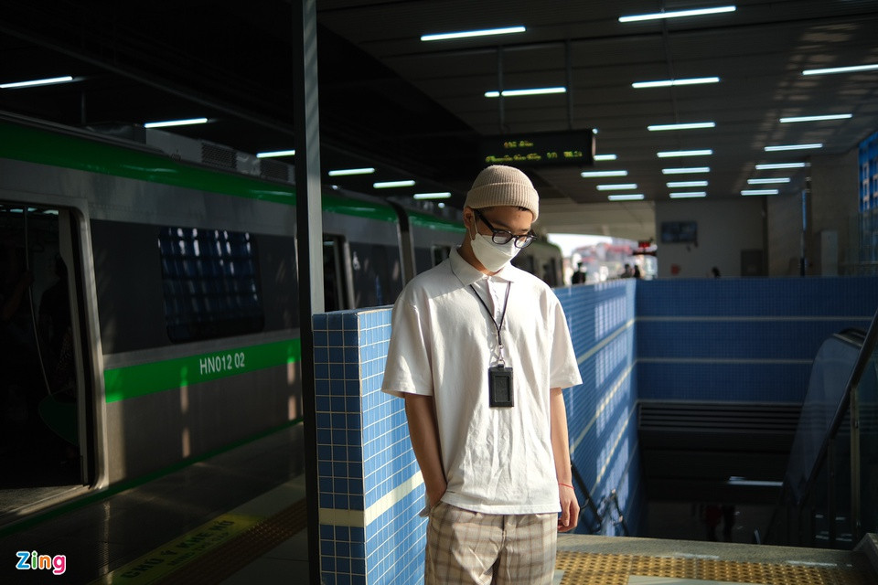 Thấy nhiều bạn trẻ đăng ảnh check-in tại các ga tàu trong buổi sáng, đầu giờ chiều, Quốc Mỹ (sinh năm 2000) và bạn cũng tò mò tới tham quan. Tuy nhiên, hai người chưa vội đi thử bởi thấy lượng khách khá đông mà chủ yếu chỉ chụp ảnh "sống ảo". "Sau này còn nhiều thời gian, mình từ từ trải nghiệm cũng chưa muộn".