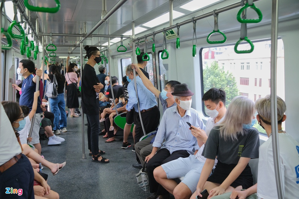 Phần lớn chuyến tàu trong sáng 6/11 đều kín khách, các toa phía sau có phần vắng hơn.