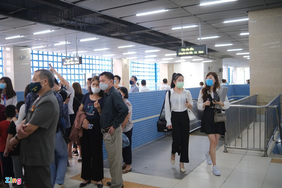 Kiều Ngọc (Ba Đình) nhận xét giữa các chặng đôi lúc xuất hiện tình trạng lộn xộn khi khách lên xuống song lực lượng bảo vệ, nhân viên nhanh chóng có mặt nhắc nhở, duy trì trật tự.