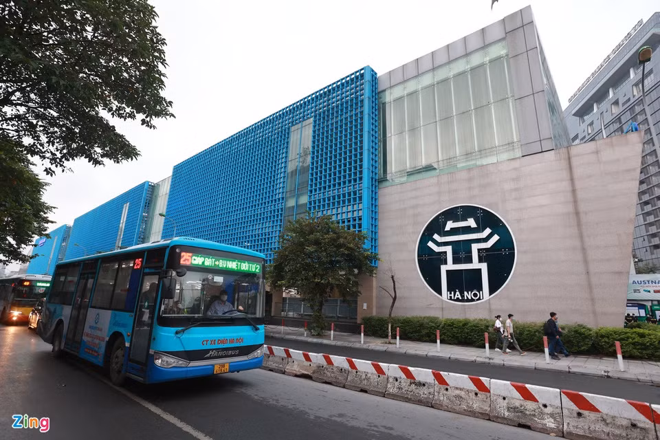 Sáng 6/11, dự án đường sắt Cát Linh - Hà Đông chính thức được TP Hà Nội bàn giao và đi vào hoạt động, thu hút hàng trăm người dân tới tham quan, trải nghiệm. Trong đó, nhiều bạn trẻ cũng có mặt từ sớm, hào hứng chụp ảnh, check-in.