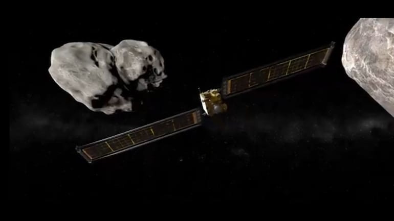 Tiểu hành tinh trở thành mục tiêu của sứ mệnh DART có tên Dimorphos. Nó có đường kính khoảng 160m và có quỹ đạo quay quanh một tiểu hành tinh lớn hơn tên là Didymos.