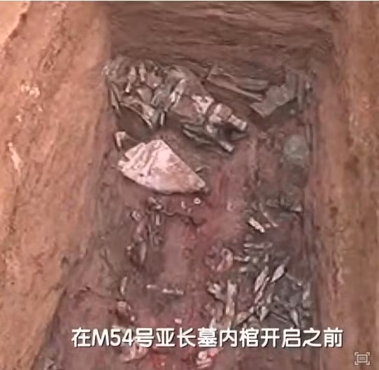 Thậm chí, một vài người cho rằng, bàn tay bằng đồng đó có thể là một vũ khí dùng để tự vệ khi bị tấn công hoặc là một món đồ dùng trong tang tế, cúng tế.