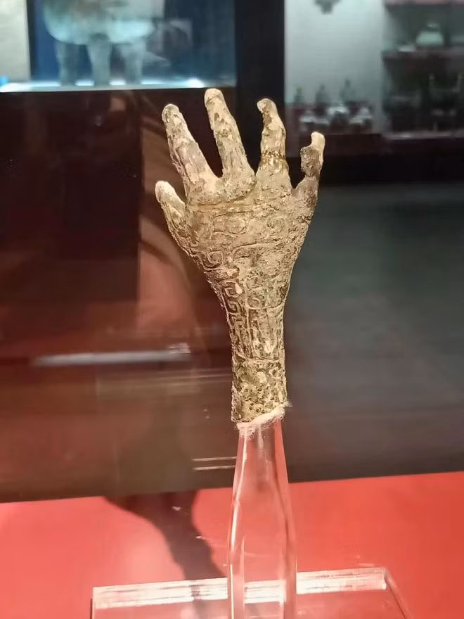 Trước bí ẩn này, một giả thuyết cho rằng có thể người xưa tạo ra bàn tay trên làm đồ trang trí. Tuy nhiên, một quan điểm suy đoán cổ vật bí ẩn trên có thể được dùng để đựng thức ăn hay được sử dụng như một cây gậy gãi ngứa.