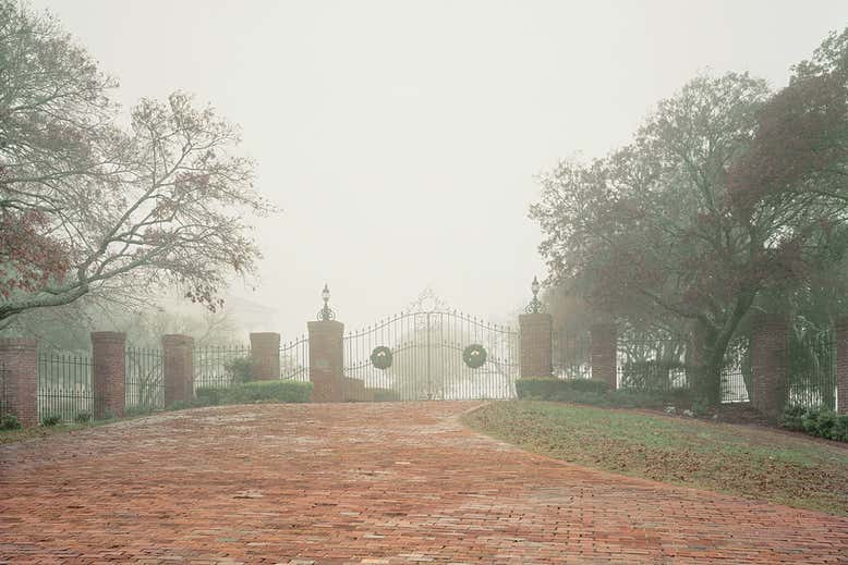 Kiến trúc sư nổi tiếng Stephen Valentine là người thiết kế Timeship Building. Tòa nhà này nằm sau những cánh cổng quây tròn quanh khu đất rộng trên 3,2 triệu m2 ở Comfort.