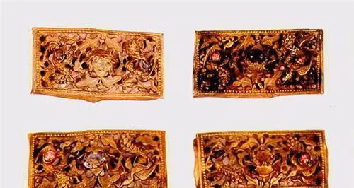 Vì vậy, khi dùng mìn phá núi, ngôi mộ nằm trong khu vực đó bất ngờ bị nổ tung. Nhiều vàng bạc, đồ tùy táng bắn tung tóe khắp nơi. Khi chứng kiến cảnh tượng này, những người có mặt không khỏi kinh ngạc.