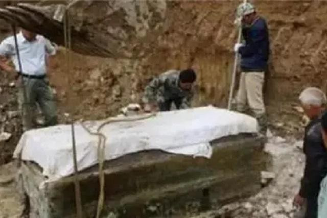 Vào những năm 1960, một đơn vị quân đội Trung Quốc đóng ở trấn Cao Vũ, huyện An Cát, tỉnh Chiết Giang dùng mìn cho nổ tung một vùng núi để lấy đá hoa cương xây cầu. Họ không hay biết khu vực đó có một ngôi mộ cổ ở bên dưới.