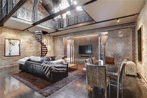 Căn nhà này rộng 168m2, được xây dựng từ thế kỷ 19 theo phong cách Creole có bếp lộ thiên cùng tủ bếp bàn đá granite, 2 phòng tắm đầy đủ tiện nghi cùng một bồn tắm onsen Nhật, vòi hoa sen, sân vườn và phòng ngủ. 