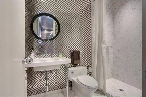 Nội thất nhà tắm của "nhà ổ chuột" không thua kém ngôi nhà hiện đại nào.