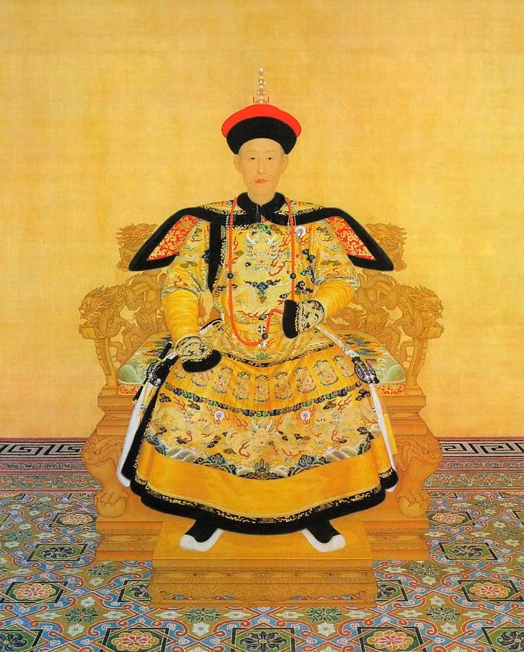 Càn Long nhìn thấy tài thơ của Thẩm Đức Tiềm có thể giúp mình chắp bút, hơn nữa Thẩm Đức Tiềm đã già lại thật thà nên có thể đáng tin cậy được. Chính vì thế khi phát hiện ra những bài thơ ông ta làm hộ lại được đề trong thi tập của ông ta thì một người với cá tính độc đoán như Càn Long đương nhiên sẽ cảm thấy càng phẫn nộ.