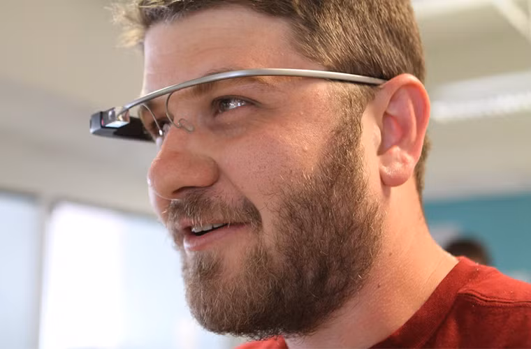 Thiết bị đeo được: Hãy sẵn sàng chứng kiến sự xuất hiện nhiều hơn của các thiết bị theo dõi tập luyện và kiểm tra sức khỏe, và nhiều loại kính thông minh. Schachter cho biết: "Chúng ta chỉ mới ở giai đoạn khởi đầu."