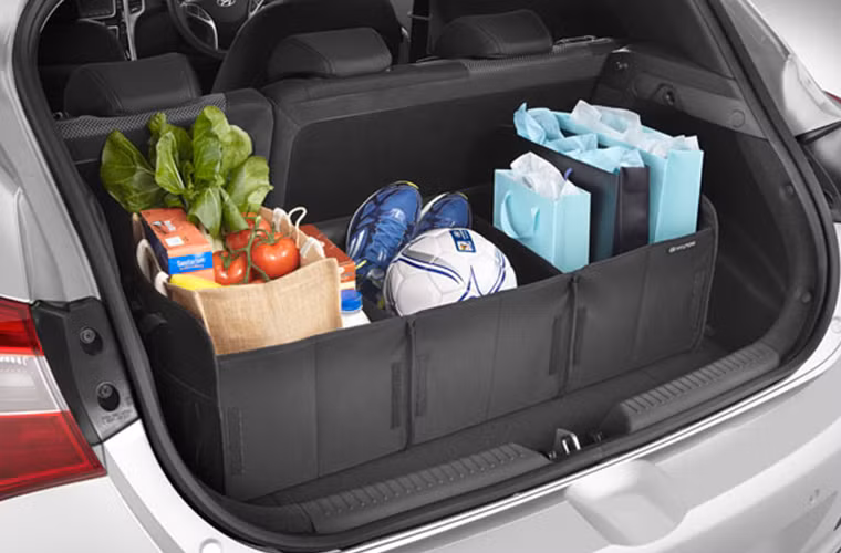 Ngăn chứa đồ: Bạn cảm thấy chiếc xe quá bừa bộn? Bạn không biết tìm đồ đạc trên xe ở đâu? Có lẽ bạn nên tặng cho mình một ngăn chia để có thể cất giữ các vật dụng trên xe một cách gọn gàng, dễ thấy, dễ tìm. Đây cũng là một món quà đầy ý nghĩa dành cho các tài xế có tính cẩu thả.