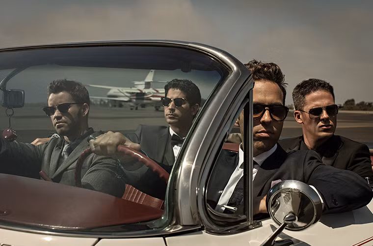 Kính râm: Chói nắng khi lái xe luôn đem lại cảm giác khó chịu cho người lái. Nhưng với một chiếc kính tốt, bạn có thể tránh tình trạng này và thêm dấu ấn vào phong cách thời trang của người đeo. Một chiếc kính có thể có giá trên 350 USD, nhưng đây là một sự đầu tư xứng đáng. Bởi những loại kính này thường tích hợp khả năng chống các tia UV gây hại cho mắt.