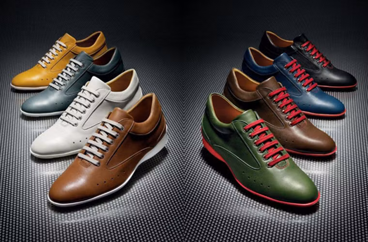 Giày lái xe: Một đôi giày lái xe tốt sẽ giữ cho tâm trạng cho người lái luôn phấn chấn. Nó cũng giúp cho hành trình trở nên an toàn hơn. Bởi những đôi giày này được thiết kế đặc biệt cho việc lái xe, giúp người lái điều khiển bàn đạp ga, côn một cách chính xác và hiệu quả. Nếu có điều kiện, bạn cũng có thể đặt mua những đôi giày được chính các hãng ô tô sản xuất.