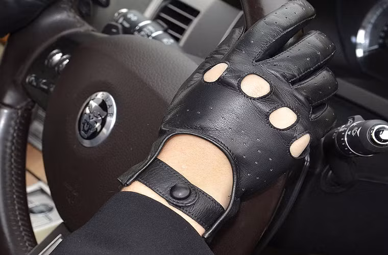 Găng tay da: Một chiếc găng tay tốt, mềm sẽ giúp cho người lái cảm thấy phấn khích khi lái xe trên đường phố. Món quà này đặc biệt hữu ích với những tay lái mê tốc độ.
