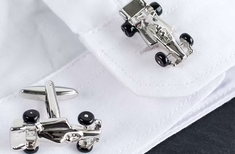 Khuy măng sét: Với những chàng khá kín đáo trong việc thể hiện sở thích thì một cặp khuy măng sét với thiết kế hình chiếc xe hơi sẽ là một sự lựa chọn hợp lý. Hơn nữa, món quà này còn thể được sử dụng trong nhiều trường hợp từ đi làm đến dự tiệc.