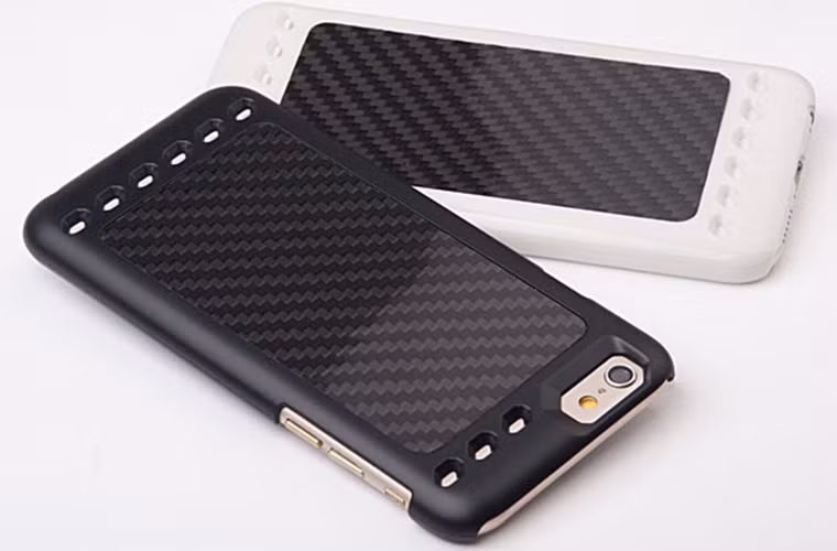 Ốp điện thoại bằng sợi carbon: Những tín đồ ô tô chắc hẳn đã không còn xa lạ với loại vật liệu đắt đỏ có trọng lượng siêu nhẹ và độ bền chắc đáng chú ý này. Tuy nhiên, việc trang bị cả bộ body kit bằng sợi carbon cho xe ô tô có thể khiến cho chúng ta thâm hụt ngân sách khá nặng. Chính vì vậy, với những người yêu xe, một chiếc ốp điện thoại bằng sợi carbon với logo của hãng xe yêu thích cũng khiến cho họ cảm thấy hạnh phúc.