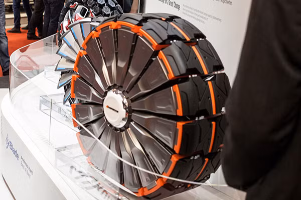 Kế đến là Alpike, có thiết kế giúp tăng đường kính của của bánh xe lên để mở rộng phạm vi giải phóng mặt bằng cũng như bung ra các rãnh sâu trong lốp của nó để bám kẹp vào tuyết và băng.