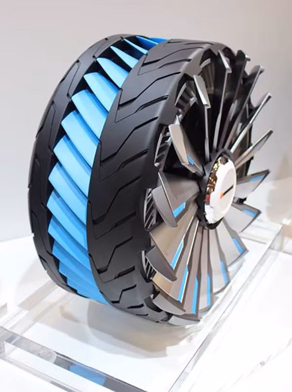 Cuối cùng là mẫu lốp "khủng" nhất trong cả 3 ý tưởng: HyBlade, với thiết kế bánh xe nước kết hợp các nan chân vịt cho phép di chuyển ở vùng nước sâu hoặc đi trên những con đường ngập nước do mưa lớn.