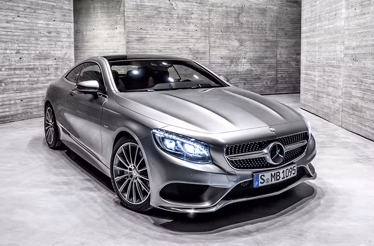 6. Hệ thống tự điều chỉnh góc chiếu sáng: Trên mẫu Mercedes E250 Bluetec 4MAtic 2015 sẽ có hệ thống điều chỉnh đèn pha chiếu sáng. Nhờ một camera giám sát thông minh và các cảm biến cung cấp thông tin tốc độ, hệ thống sẽ tự động điều chỉnh góc chiếu xa-gần của đèn pha để đem lại tầm quan sát tối ưu nhất cho người lái.