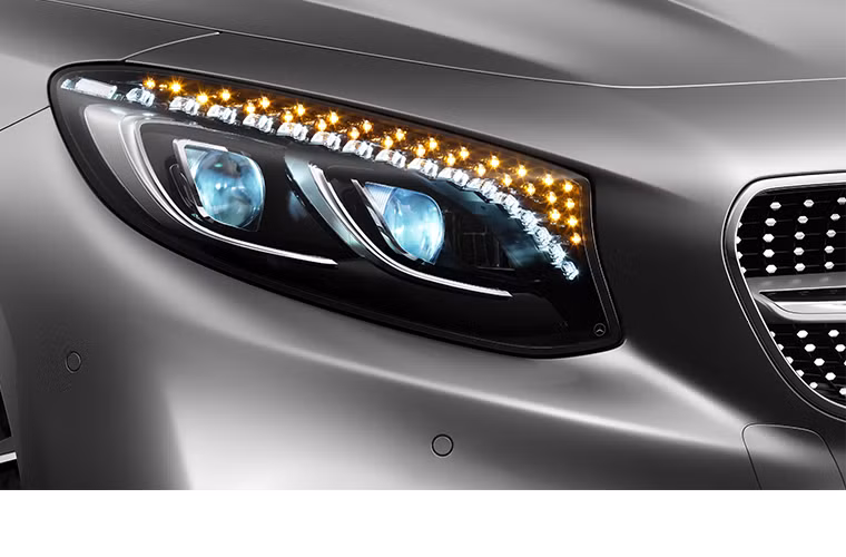 9. Đèn LED pha lê: Hệ thống đèn LED pha lê Swarovski sẽ được ứng dụng đầu tiên trên Mercedes-Benz S550 4Matic Coupe bản 2015. Công nghệ đèn mới này vừa đem lại vẻ đẹp sang trọng và độc đáo, vừa cung cấp ánh sáng tối ưu hơn so với công nghệ LED hiện tại. Gói tùy chọn này có giá 4000S, nhưng chẳng thấm gì so với cái giá 147.500 USD của S550 4Matic.