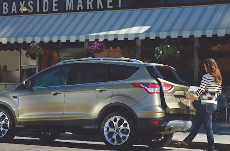 5. Mở cửa sau tự động: Khi tay bạn bận xách đồ để chuyển vào cốp sau chiếc Ford Escape Titanium 2015, bạn chỉ cần đá nhẹ dưới cửa, hệ thống sẽ tự động mở cửa cho bạn. Tiện ích này dần trở thành tùy chọn tiêu chuẩn trên các mẫu Ford trong tương lai. Sau C-Max và Escape, có thể Focus và Fiesta cũng sẽ được trang bị tiện ích này.