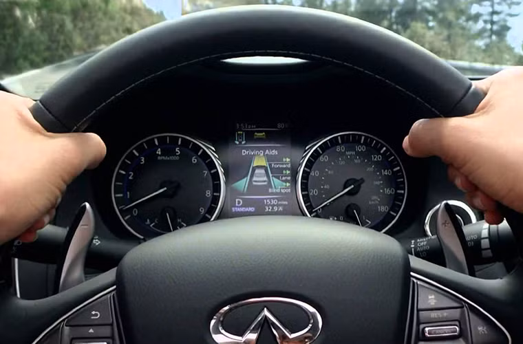 8. Cảnh báo va chạm: Tương tự gói an toàn của Subaru, tuy nhiên gói an toàn trang bị trên Infiniti Q50 3.7 AWD chỉ dừng lại ở việc cảnh báo lái xe khi nguy cơ va chạm xảy ra.