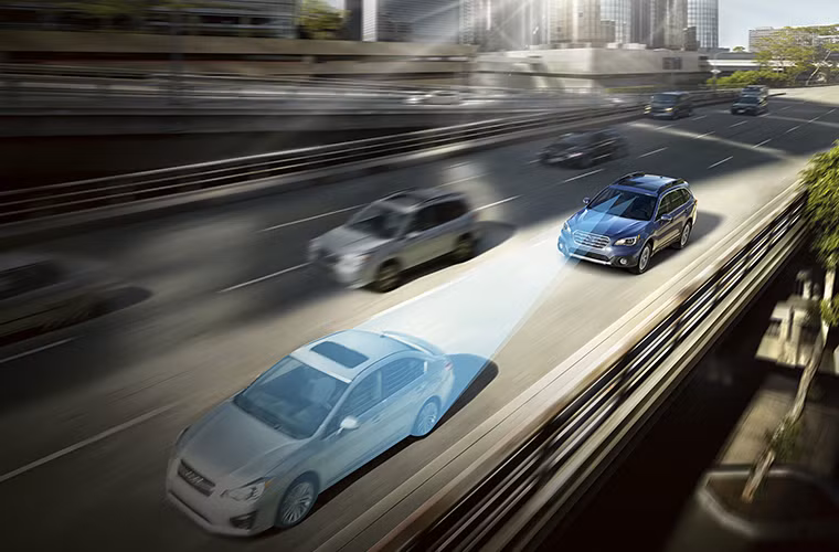 7. Hệ thống phanh chủ động: Subaru Legacy 2.5i Touring 2015 sẽ được trang bị hệ thống phanh chủ động. Nhờ các cảm biến và camera thông minh, xe sẽ tự động đưa ra các thao tác phanh để giảm tốc độ hoặc dừng hẳn xe khi có nguy cơ va chạm.