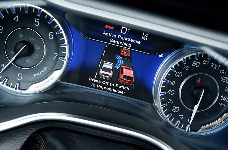 2. Hỗ trợ đỗ xe tự động của Chrysler: Hệ thống hỗ trợ đỗ xe song song với các phương tiện có sẵn không hề mới mẻ. Nhưng hệ thống đỗ xe vuông góc với giới hạn biên của Chrysler có ưu điểm có thể đậu xe thuận tiện nhất cho người lái khi rời khỏi bãi đậu.