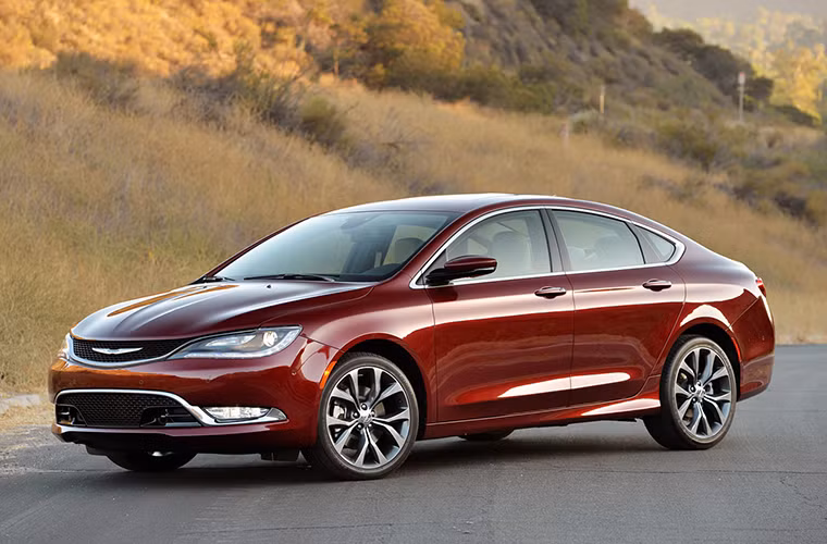 2. Hỗ trợ đỗ xe tự động của Chrysler: Nhờ các cảm biến sử dụng siêu âm, hệ thống sẽ tự động đánh lái hoàn toàn tự động phù hợp với ga của người lái để dẫn xe vào vị trí đậu tối ưu nhất. Hệ thống đỗ xe tự động vuông góc là gói tùy chọn trang bị trên Chrysler 200C với giá 2000 USD.