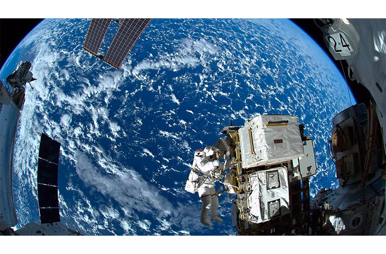 Reid Wiseman, phi hành gia của Nasa, đang thực hiện chuyến đi bộ ngoài không gian kéo dài đến 6 giờ 13 phút ở bên ngoài ISS.